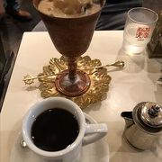 モカカフェをいただきました。スタッフがその場で牛乳とコーヒーを注いてくれていました。