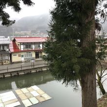 本丸櫓台上より、堀跡を