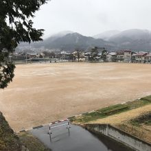 本丸櫓台跡上より、小学校の校庭を