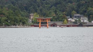 島を横に見ると、観音様の寝姿に似ている