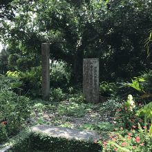 ふたつの石碑