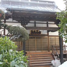 木々の中にある本堂