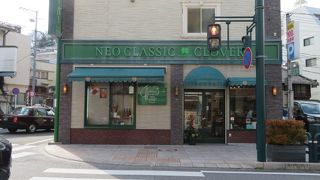 大門の近くにあります