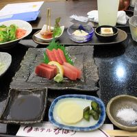 夕食、この他に天ぷらやカマトロの陶板焼茶等が付きます。