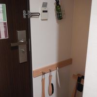 部屋の入口すぐ横のクローゼット