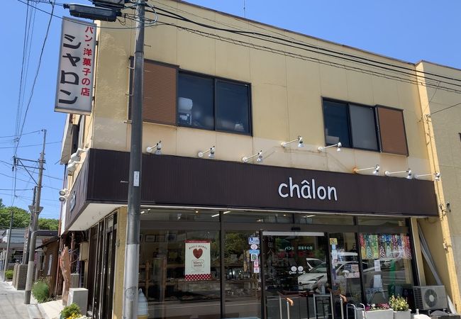 神社の隣に昔ながらのパン屋さん