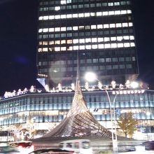 周囲の行き交う車の光に包まれちょっと幻想的な雰囲気でした