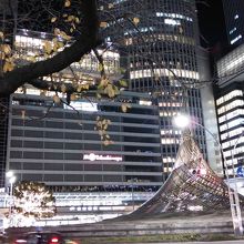 周囲のライトアップに照らされ、名古屋をバックに輝いていました