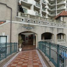 この高架歩道も花のみち？