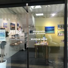 エントランス　入ってすぐはショップ