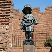 城壁と「幼い蜂起兵」の記念碑
