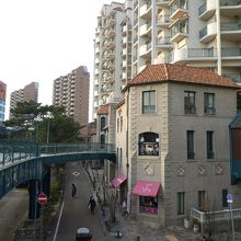 このように高架歩道でつながってます。