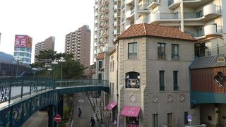 南欧風のちょっとおしゃれな店の集まり。