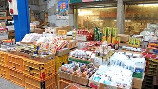 日本最南端のアーケード商店街。沖縄らしいお土産が入手できます
