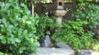 スクランブル交差点に面した古いお寺