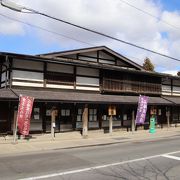 重要文化財の石場家住宅は現在も現役の商店です。