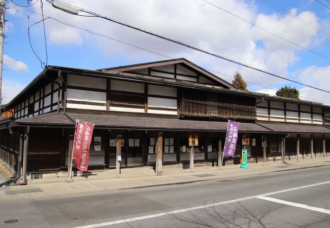 重要文化財の石場家住宅は現在も現役の商店です。