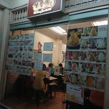 次から次にお客さんが入ってくる人気店♪