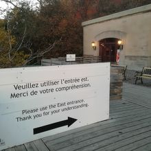 矢印の先に行くとエスカレーターに乗れます