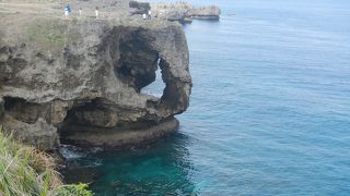 象に似た岩が有名で、眼下にきれいな海が広がる絶景スポット