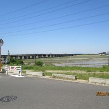利根川を渡る常磐高速道路。
