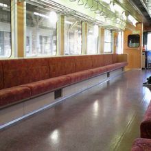 平日朝の電車はガラガラでしたが、昼間は紅葉客が増え混むことも