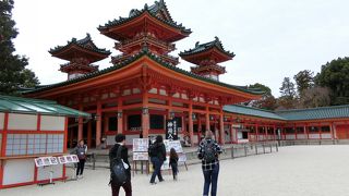 独特な形の屋根が目を引く