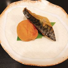 鯖の燻製と昆布出汁で漬けた南高梅