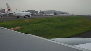 7時なのに荷物預けカウンターは大行列