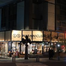 観光案内所などが並ぶ