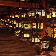 夜を再現し、燈籠をともした室内