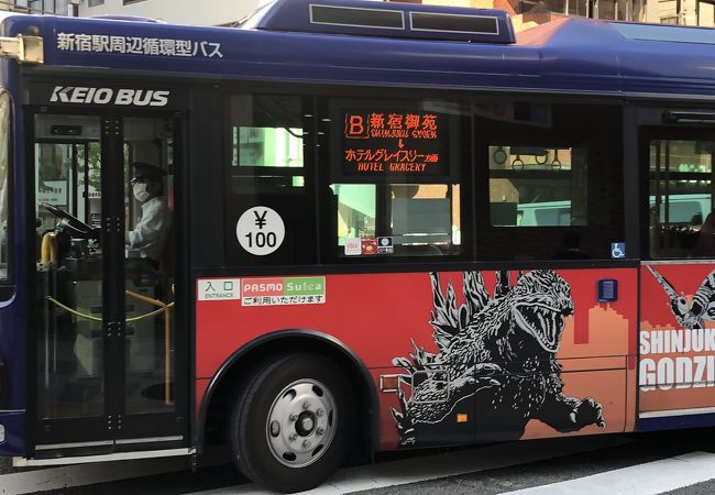 新宿駅の東と西を結ぶバス
