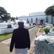 正装して教会内へ・・・・