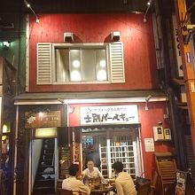 夏は店先にオープン席ができる