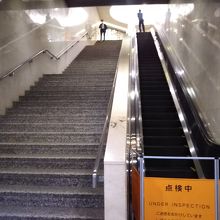 東西線からの連絡口。エスカレータは点検中