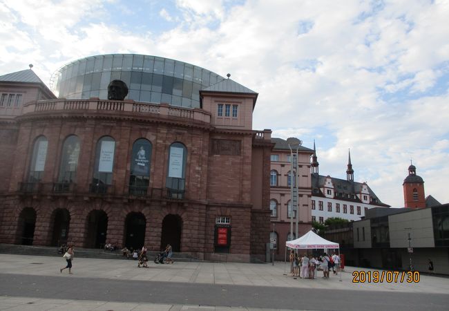 マルクト近くにたつ劇場