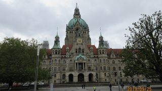 ハノーファー訪問の目的の一つはこのヴィルヘルム様式の宮殿（新市庁舎）
