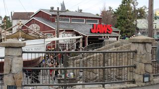 巨大なサメが襲ってくる