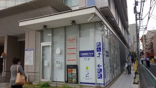 色々な施設が混在する不思議なビル