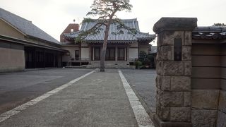 著名人の葬儀も執り行われる大きなお寺