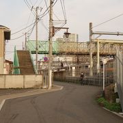 何本もの線路を渡る跨線橋