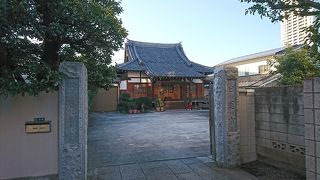 あまり目立たない小寺院の印象