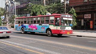 古い日本製バスが現役で活躍