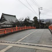 飛騨古川：真宋寺、赤い欄干の橋から