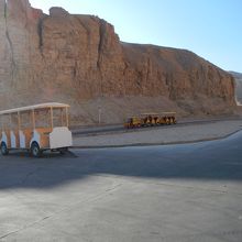 入口から砂漠の谷の中へ小さなバスで移動します。