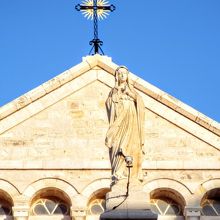 中央にマリア像