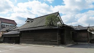 特徴的な造りの歴史的民家。
