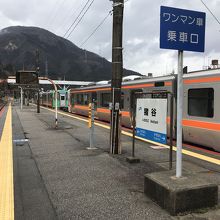 同じホールのJR西日本と JR東海の車両