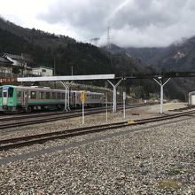 山中の広い駅構内