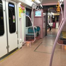 空いていた時間帯の車内です。